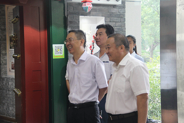 河南沁陽(yáng)市委副書記薛勇帶領(lǐng)沁陽(yáng)企業(yè)考察團(tuán)來(lái)西瑪電機(jī)參觀訪問。