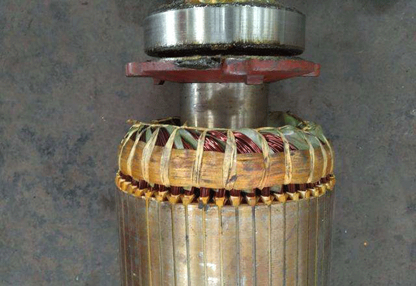 西安電機廠技術(shù)員關(guān)于高壓電機端部捆扎的重要性分析。