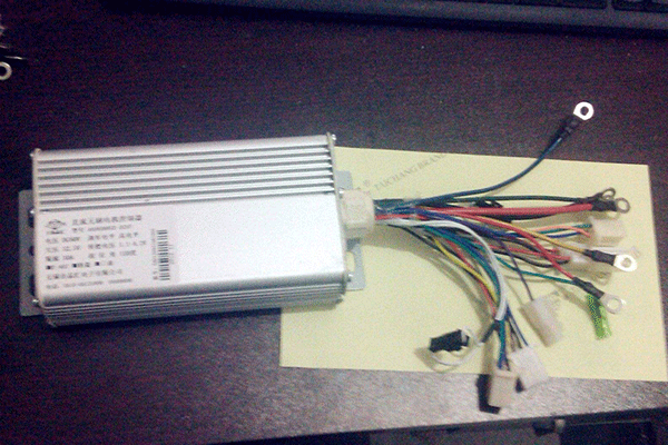 Z2直流電機(jī)控制器的安裝過程分享。